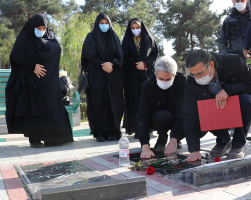 به مناسبت سالروز وفات حضرت «ام البنین‌(س)»  روز تکریم مادران و همسران شهدا، با حضور بر مزار دانشجوی شهید مدافع حرم سید احسان حاجی حتم لو با خانواده این شهید بزرگوار دیدارکرد
