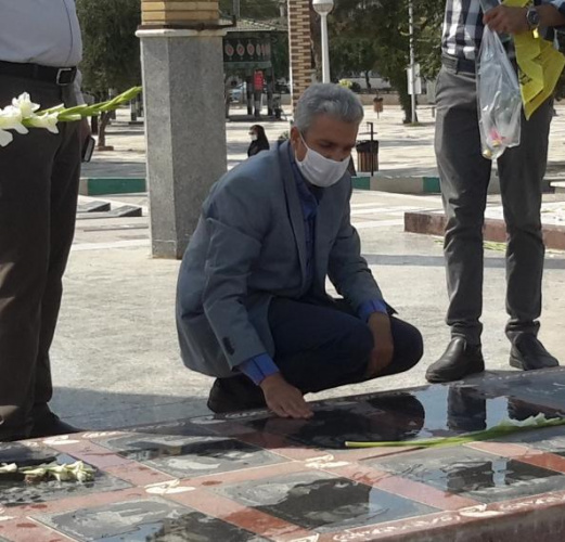 آیین غبار روبی و عطر افشانی مزار شهدا به مناسبت گرامیداشت هفته دفاع مقدس