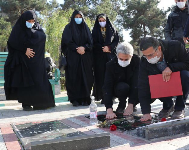 به مناسبت سالروز وفات حضرت «ام البنین‌(س)»  روز تکریم مادران و همسران شهدا، با حضور بر مزار دانشجوی شهید مدافع حرم سید احسان حاجی حتم لو با خانواده این شهید بزرگوار دیدارکرد