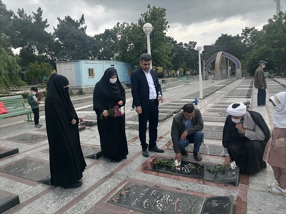 عطرافشانی گلزار مطهر دانشجویان شهید مدافع حرم دانشگاه جامع علمی کاربردی