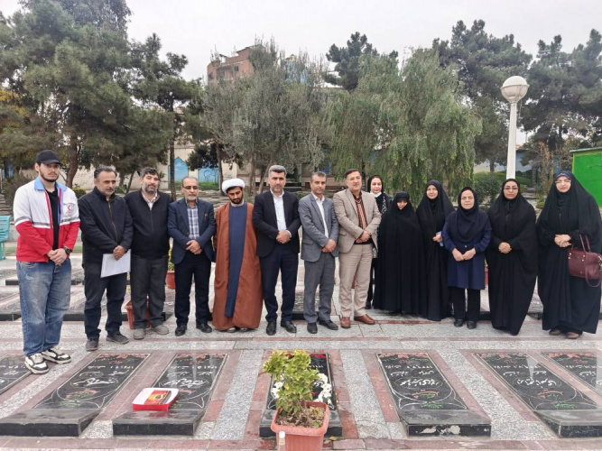 عطر‌افشانی گلزار شهدای دانشجوی مدافع حرم دانشگاه جامع علمی کاربردی گلستان به همت مرکز آموزش علمی‌کاربردی خانه کارگر گرگان